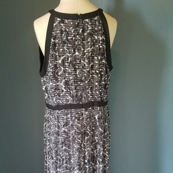 WHBM Maxi Dress in black white graphic print - Picture 3 of 7